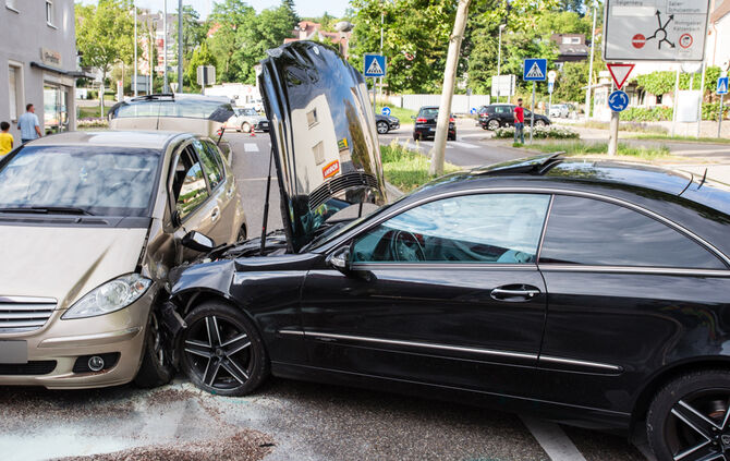 Unfall bei Tankstelle mit zwei Verletzten - Bild 10_2