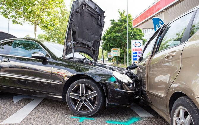 Unfall bei Tankstelle mit zwei Verletzten - Bild 03_4