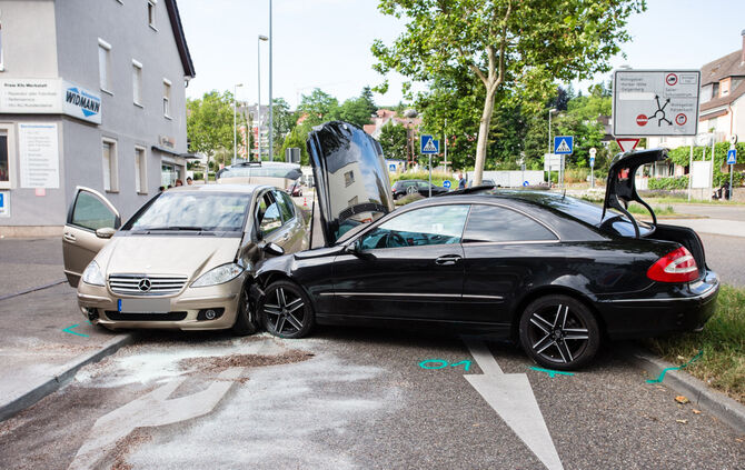 Unfall bei Tankstelle mit zwei Verletzten - Bild 07_5