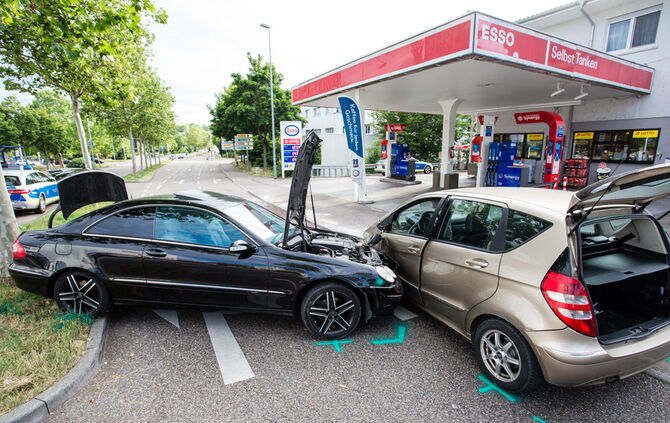 Unfall bei Tankstelle mit zwei Verletzten - Bild 02_6