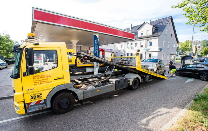 Unfall bei Tankstelle mit zwei Verletzten - Bild 04_7