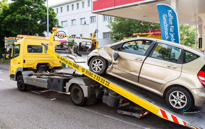 Unfall bei Tankstelle mit zwei Verletzten - Bild 05_8