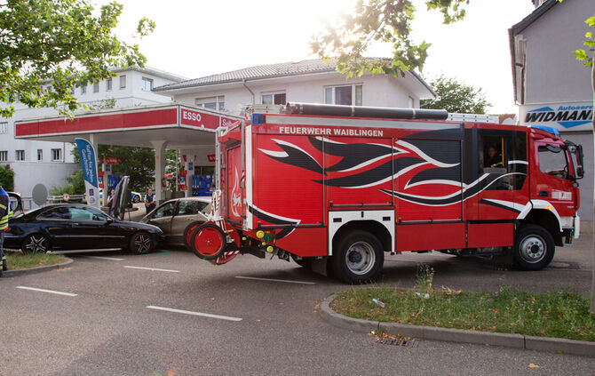 Unfall bei Tankstelle mit zwei Verletzten - Bild 01_9