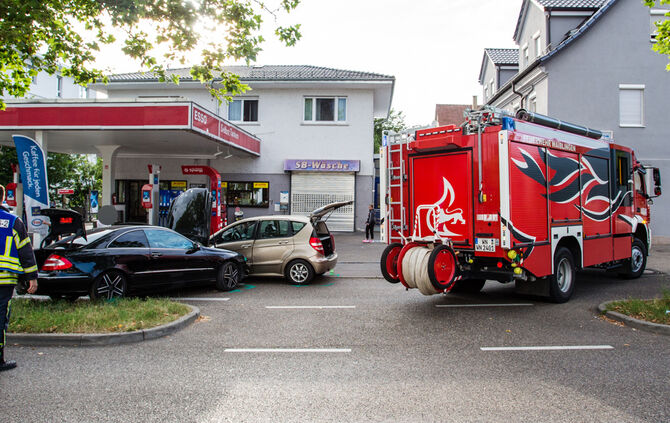 Unfall bei Tankstelle mit zwei Verletzten - Bild 08_10