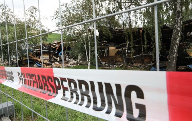 Brand Grunbach Remshalden Großbrand Feuerwehr Polizei Absperrband Lagerhalle Symbol Symbolbild symbolfoto