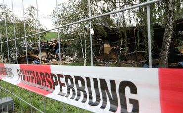 Brand Grunbach Remshalden Großbrand Feuerwehr Polizei Absperrband Lagerhalle Symbol Symbolbild symbolfoto