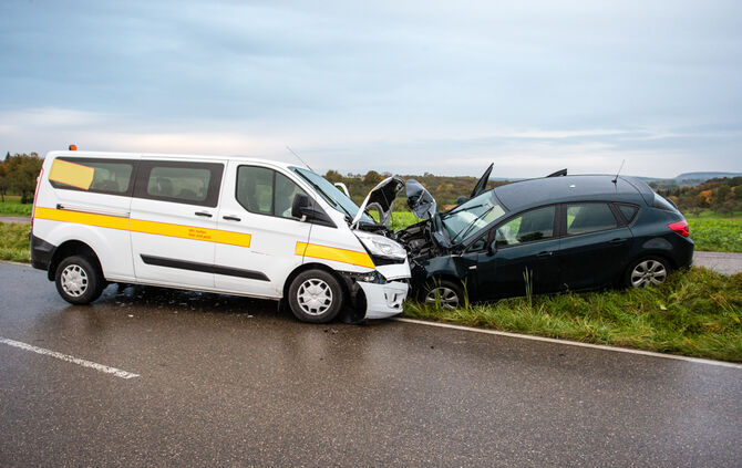 Kleinbus mit Kindern an Bord gerät auf Gegenfahrbahn - Bild 01_1