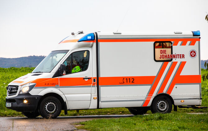 Kleinbus mit Kindern an Bord gerät auf Gegenfahrbahn - Bild 05_11