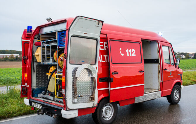Kleinbus mit Kindern an Bord gerät auf Gegenfahrbahn - Bild 03_13