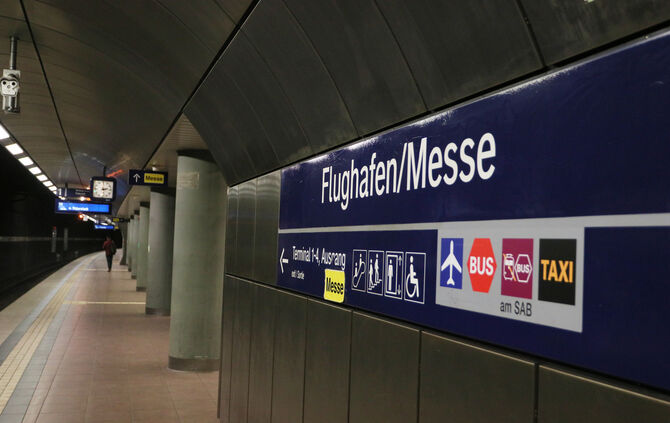 S-bahn sbahn s bahn Haltestelle Flughafen messe symbol symbolbild symbolfoto