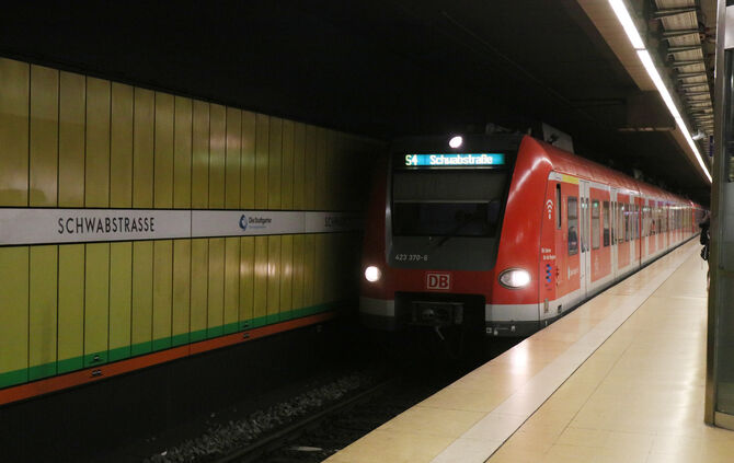 S-bahn sbahn s bahn Haltestelle Schwabstraße Schwabstrasse symbol symbolbild symbolfoto