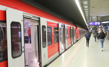 S-Bahn sbahn s bahn Haltestelle einstieg ausstieg bahnsteig symbol symbolbild symbolfoto