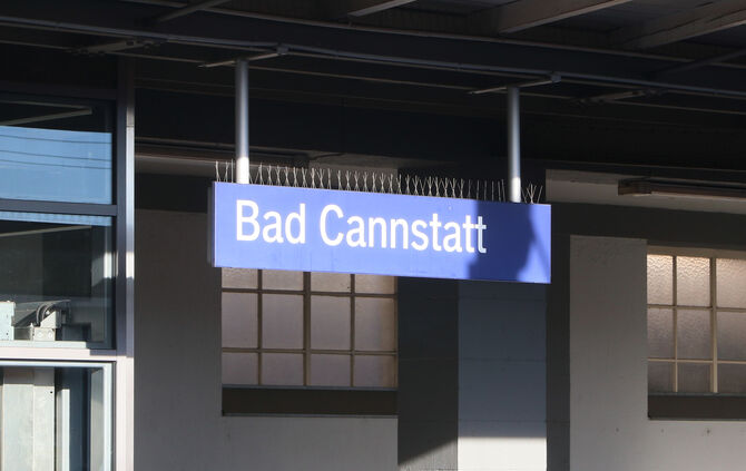 S-Bahn sbahn s bahn  bahnhof Bad Cannstatt schild symbol symbolbild symbolfoto