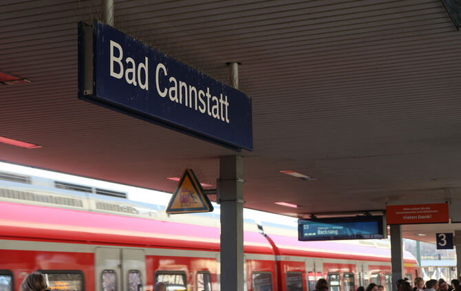 S-Bahn sbahn s bahn  bahnhof Bad Cannstatt schild symbol symbolbild symbolfoto