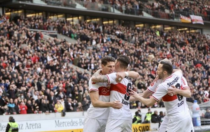 Mario Gomez jubelt nach seinem Tor gegen Hannover 96_0