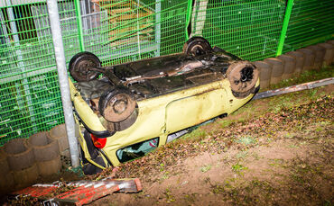 Auto überschlagen, drei Verletzte - Bild 09_0