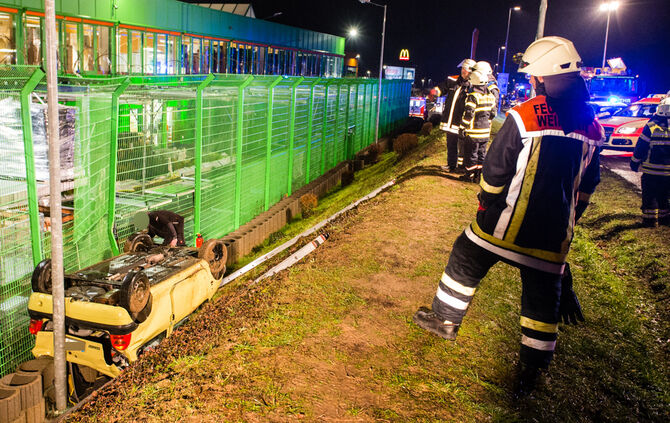 Auto überschlagen, drei Verletzte - Bild 18_3