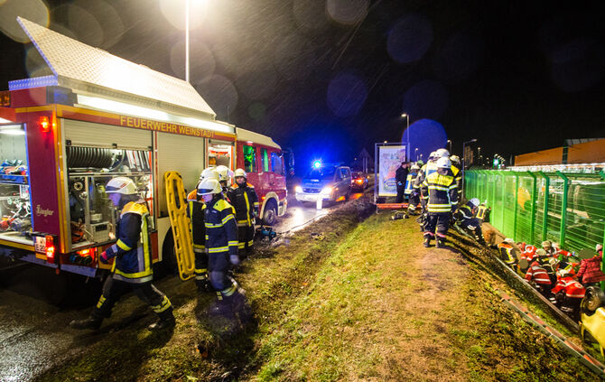 Auto überschlagen, drei Verletzte - Bild 16_5