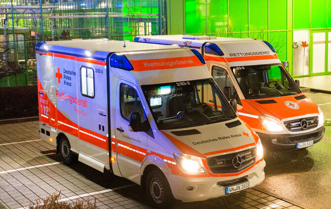 Auto überschlagen, drei Verletzte - Bild 08_12