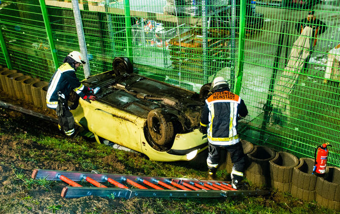 Auto überschlagen, drei Verletzte - Bild 06_14