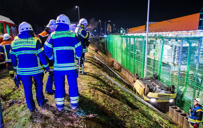 Auto überschlagen, drei Verletzte - Bild 03_17