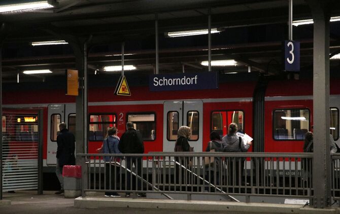 Bahn Bahnhof Schorndorf nachts abend symbol symbolbild symbolfoto