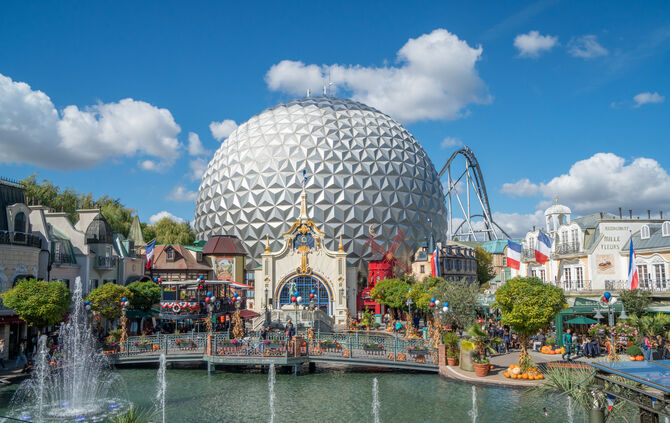 Achterbahn Eurosat Cancan Coaster mit dem Themenbereich Frankreich im Vordergrund.