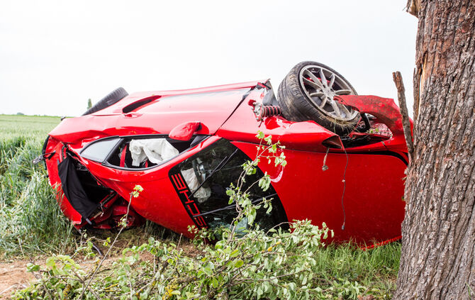 Porsche kracht gegen Baum - zwei Schwerverletzte - Bild 11_0