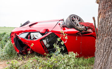 Porsche kracht gegen Baum - zwei Schwerverletzte - Bild 11_0