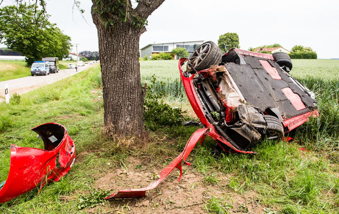 Porsche kracht gegen Baum - zwei Schwerverletzte - Bild 23_1