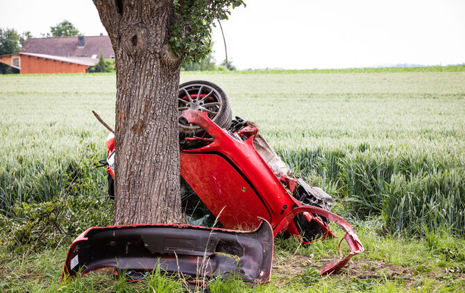 Porsche kracht gegen Baum - zwei Schwerverletzte - Bild 16_3