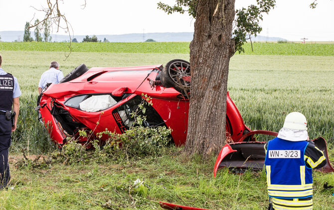 Porsche kracht gegen Baum - zwei Schwerverletzte - Bild 15_4