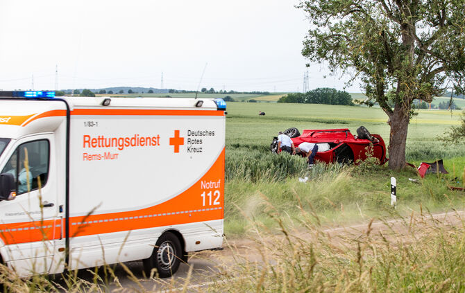 Porsche kracht gegen Baum - zwei Schwerverletzte - Bild 14_5