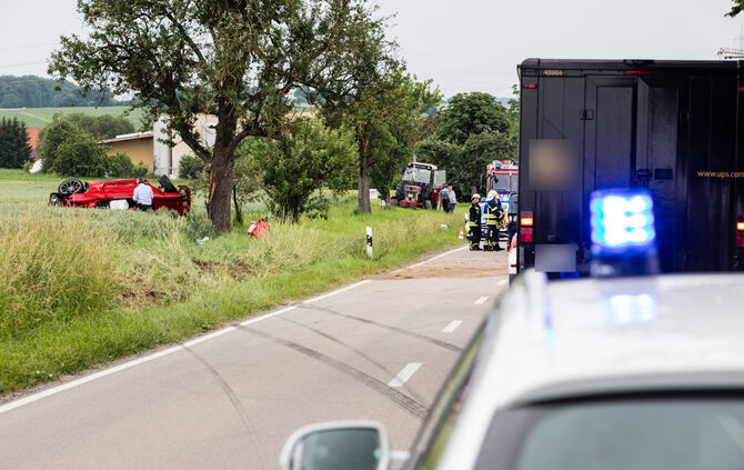 Porsche kracht gegen Baum - zwei Schwerverletzte - Bild 13_6