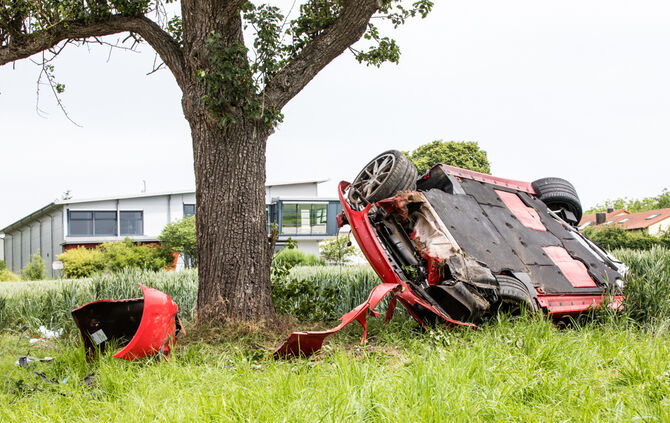 Porsche kracht gegen Baum - zwei Schwerverletzte - Bild 12_7