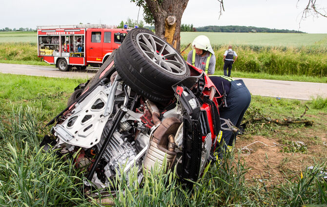 Porsche kracht gegen Baum - zwei Schwerverletzte - Bild 07_9