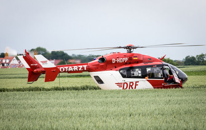 Porsche kracht gegen Baum - zwei Schwerverletzte - Bild 06_10