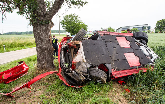 Porsche kracht gegen Baum - zwei Schwerverletzte - Bild 02_11