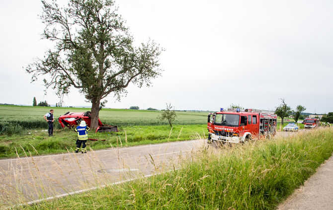 Porsche kracht gegen Baum - zwei Schwerverletzte - Bild 01_12
