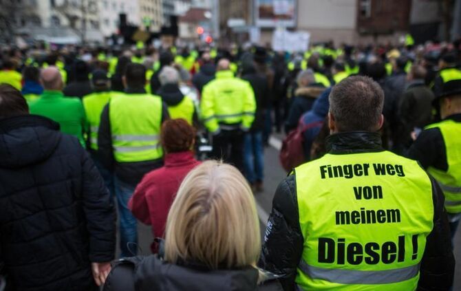 Menschen am Neckartor bei einem Protest gegen Diesel-Fahrverbote