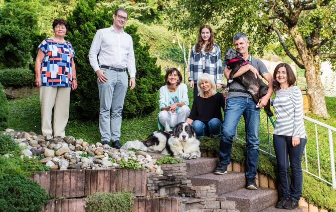 „Tierhilfe Hoffnung – Hilfe für Tiere in Not e.V.“: v.l. Gerlinde Müller, Maximilian Friedrich mit Hündin Keyla ,Beate Iris Müll