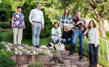 „Tierhilfe Hoffnung – Hilfe für Tiere in Not e.V.“: v.l. Gerlinde Müller, Maximilian Friedrich mit Hündin Keyla ,Beate Iris Müll