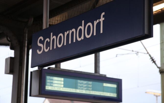 S-bahn sbahn s bahn s2 bahnhof schorndorf symbol symbolbild symbolfoto