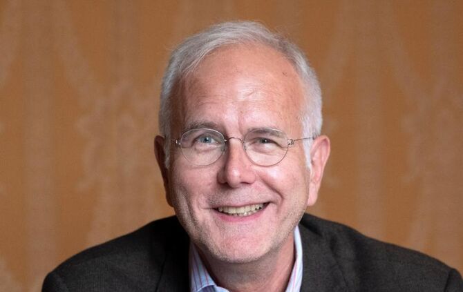 Harald Schmidt lächelt im Interview