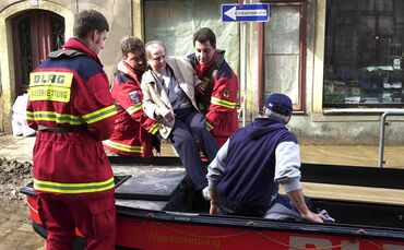 Jahrhunderthochwasser  in Meissen Partnerkreis des Remsmurr Kreis hier Menschenrettung  Foto: Joerg Schubert von der Sawechsisch