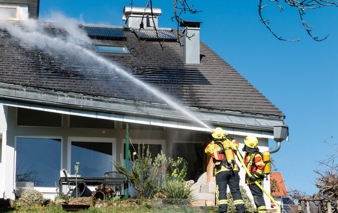 Solaranlagen auf Wohnhaus in Brand geraten - Bild 32_0