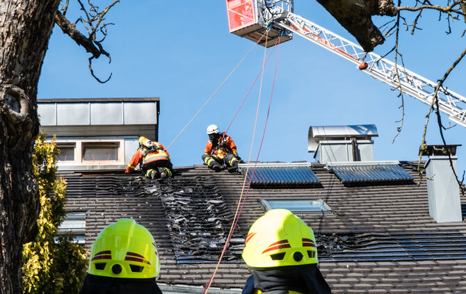 Solaranlagen auf Wohnhaus in Brand geraten - Bild 35_1