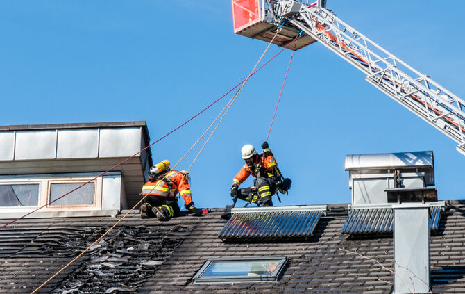 Solaranlagen auf Wohnhaus in Brand geraten - Bild 30_5