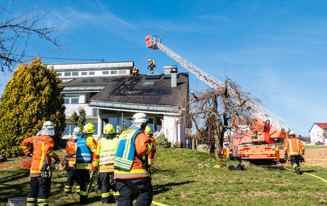 Solaranlagen auf Wohnhaus in Brand geraten - Bild 19_16