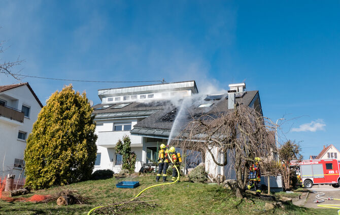 Solaranlagen auf Wohnhaus in Brand geraten - Bild 15_20